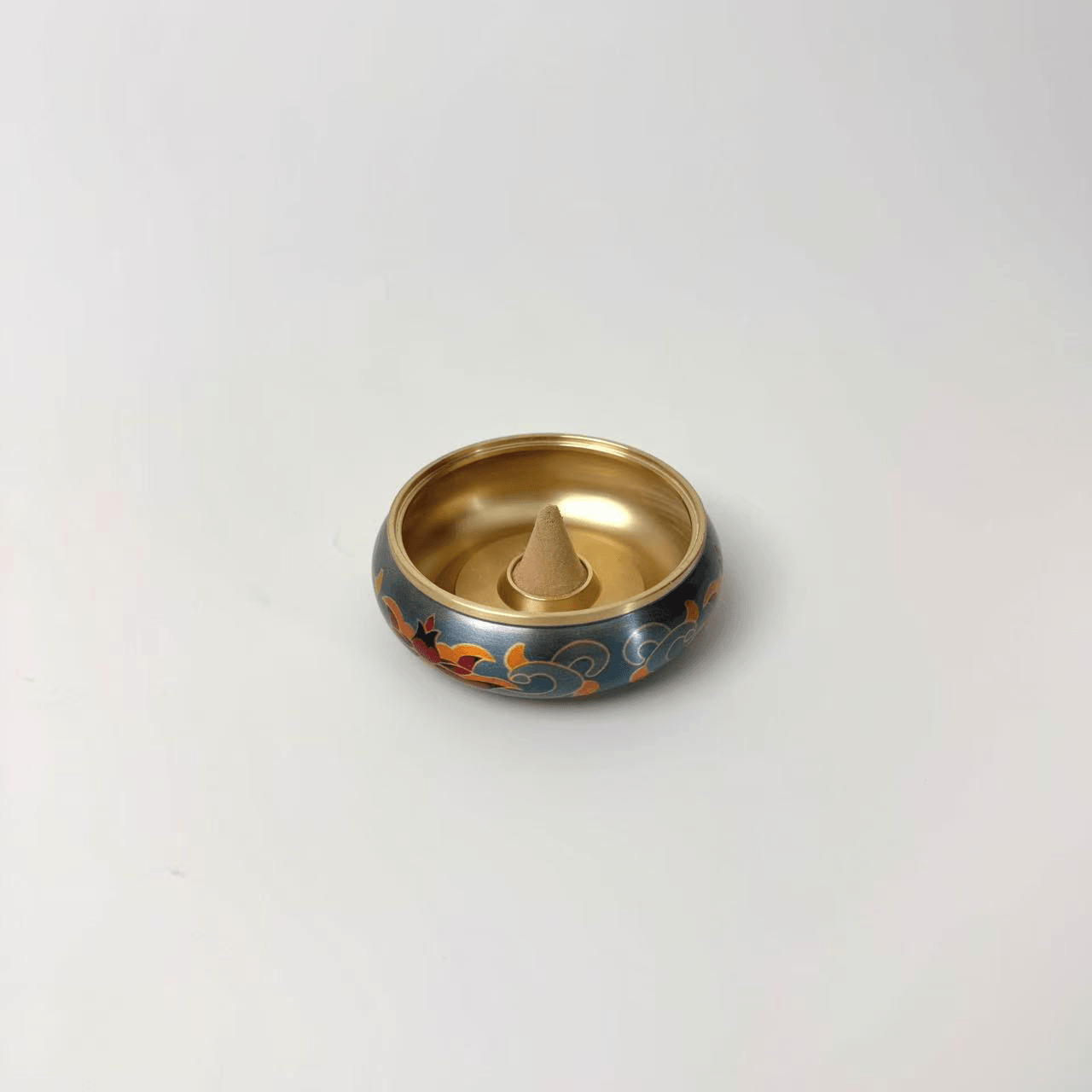 How to use incense cone: demonstration of cone incense placement in cloisonné incense burner