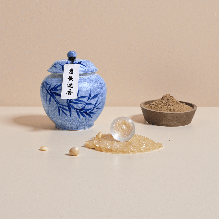 Hui’an agarwood handcrafted natural incense powder in a blue ceramic jar, with some placed in a wooden bowl to show the texture of the powder.