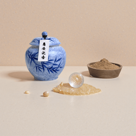 Hui’an agarwood handcrafted natural incense powder in a blue ceramic jar, with some placed in a wooden bowl to show the texture of the powder.
