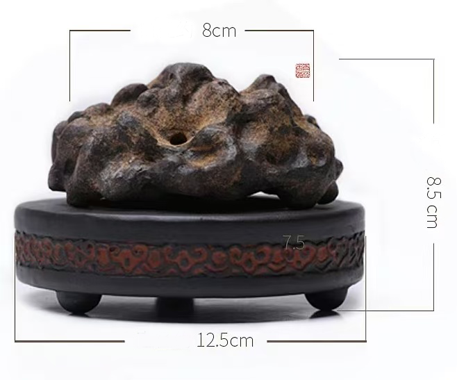 Front view of rock-form purple clay incense burner with detailed dimensions: base diameter 12.5 cm, total height 8.5 cm, and top width 8 cm

